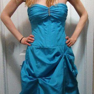 NEW gown beautiful Size ladies 7 Grad or other